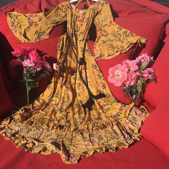 selfie leslie Dresses & Skirts - Selfie Leslie Maxi Dress BOHO GLAM NWT Small